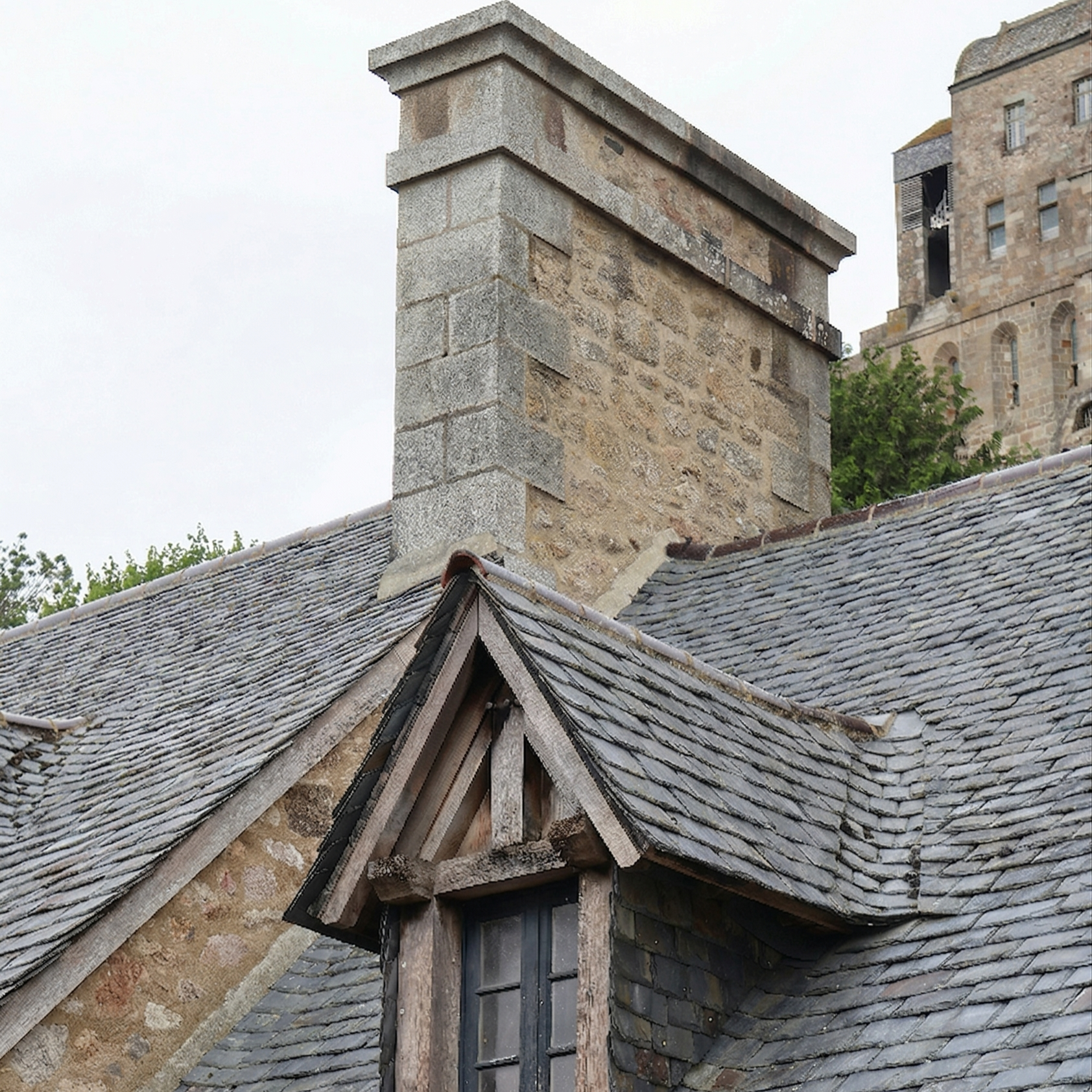 Toiture propre et protégée après démoussage par drone à Saint-Brieuc